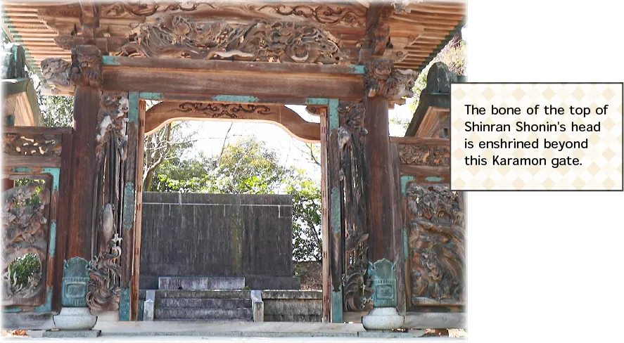 本廟と宝物殿