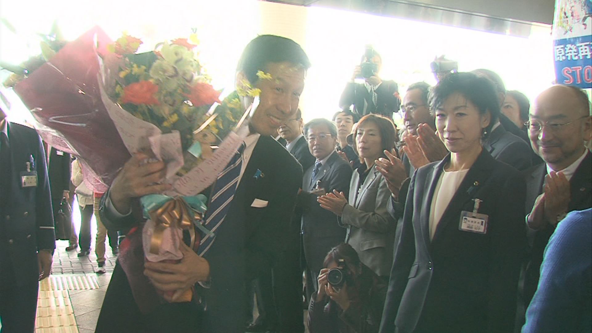 米山知事初登庁 「覚悟を決めて全力で」
