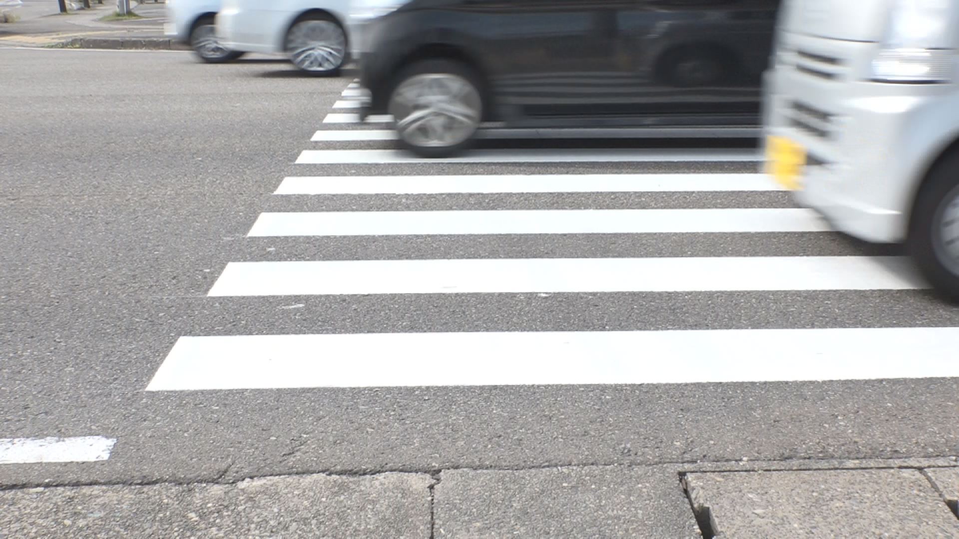 山麓線で乗用車が小学生はねる　２人軽傷