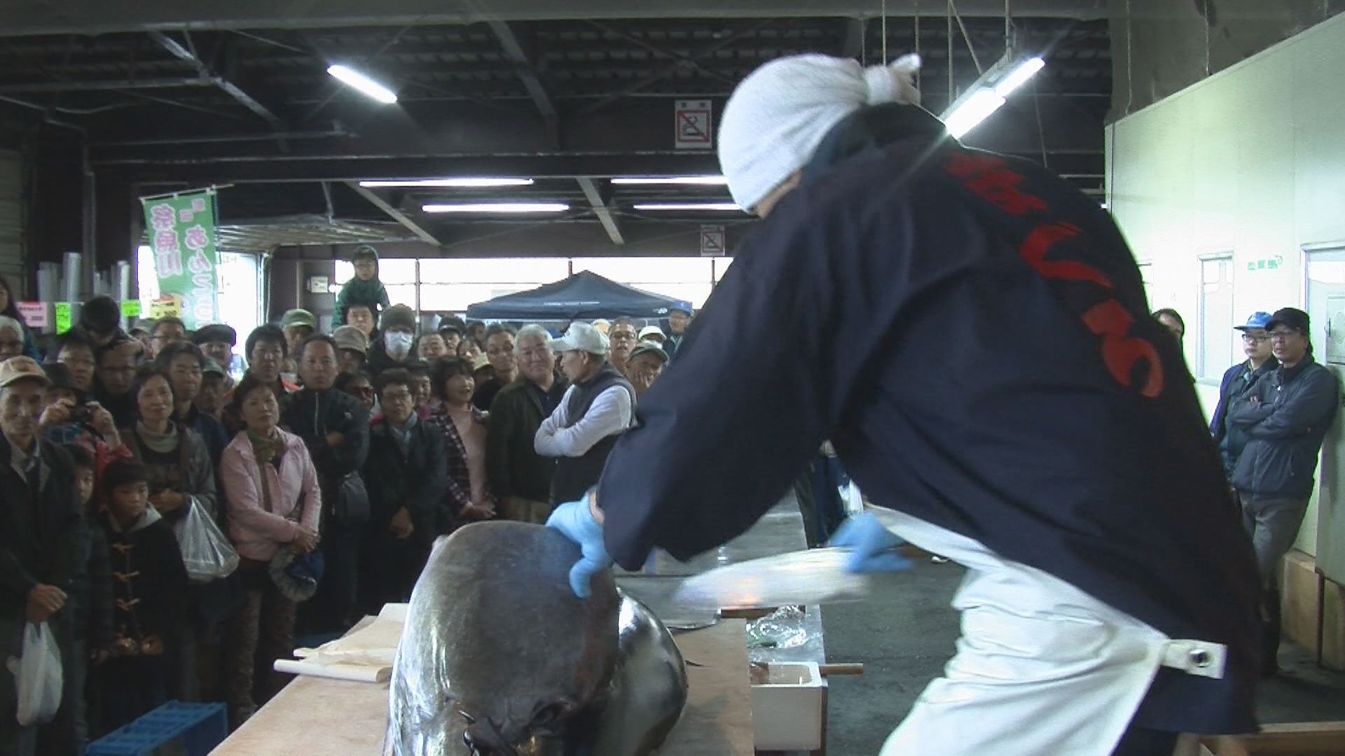 マグロ格安販売に列！さかなやさい祭り