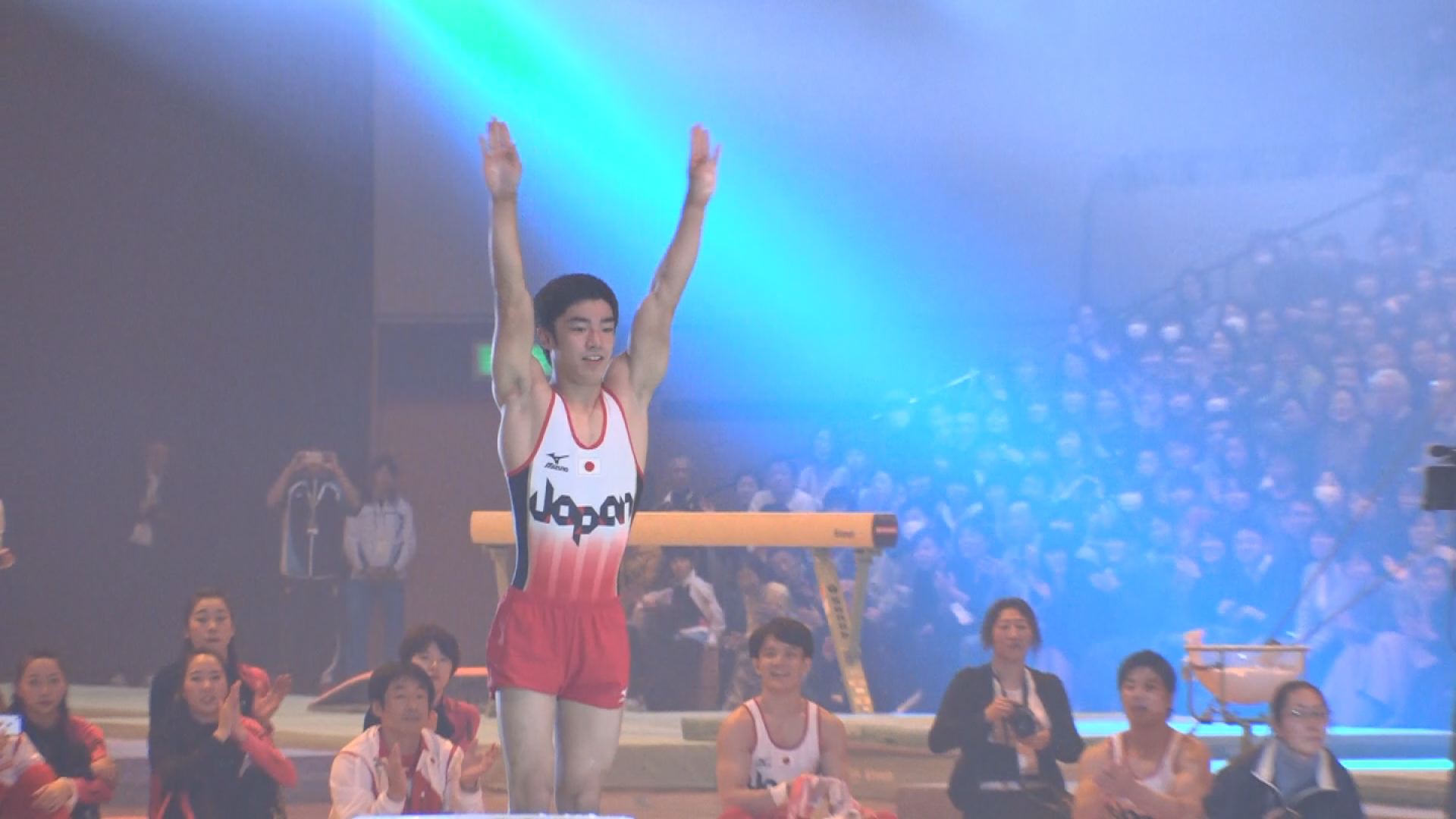 五輪メダリスト内村＆白井 上越で演技披露