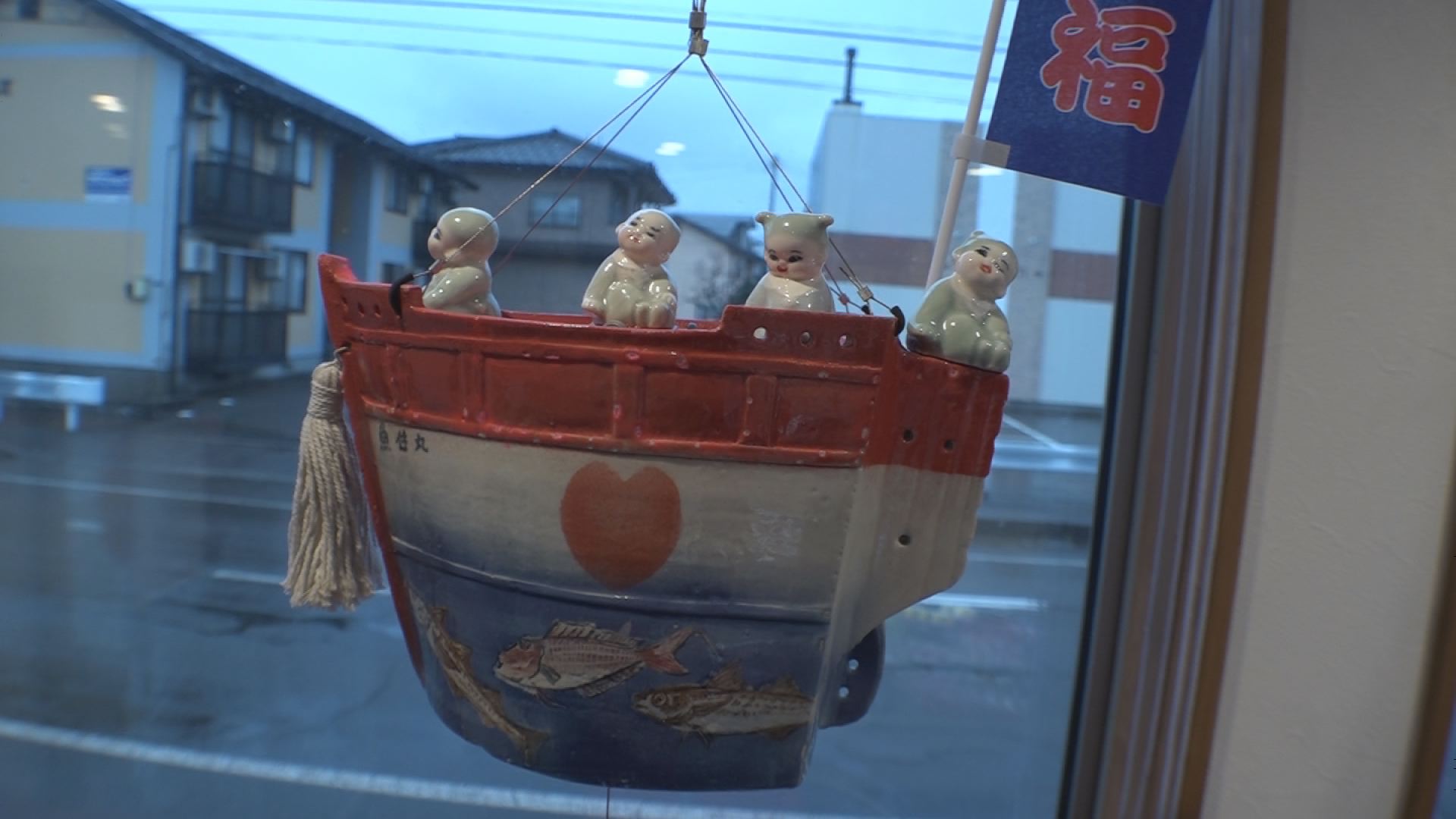 幸せを運ぶ鐘　モチーフは“かまぼこ”