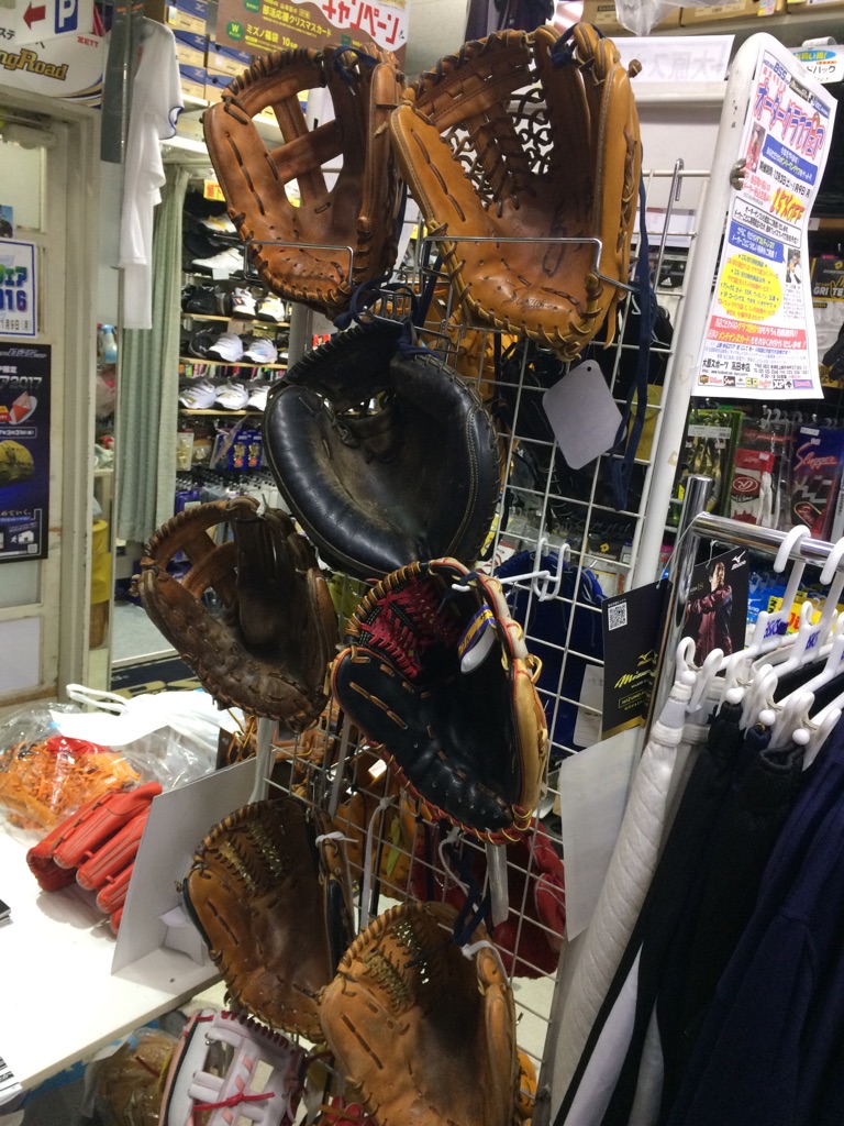 元プロ野球選手のグラブ展示中！