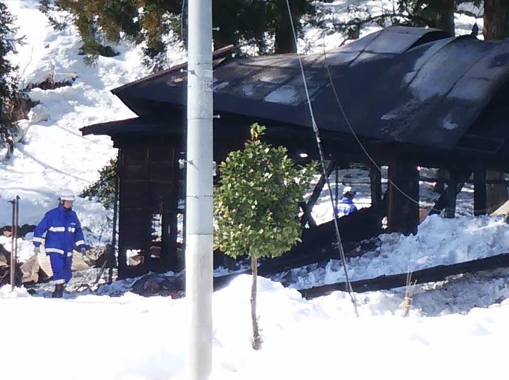 柿崎区猿毛で住宅火災　焼け跡から遺体