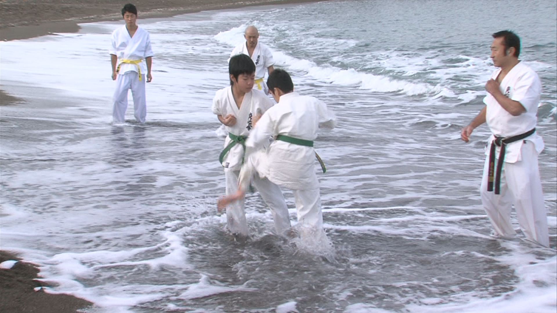 日本海で気合の攻防　空手寒稽古