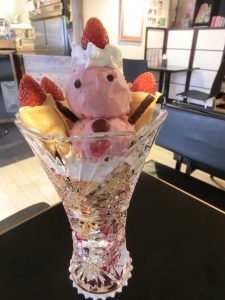 イチゴとチョコの雪だるまガチ盛りパフェ