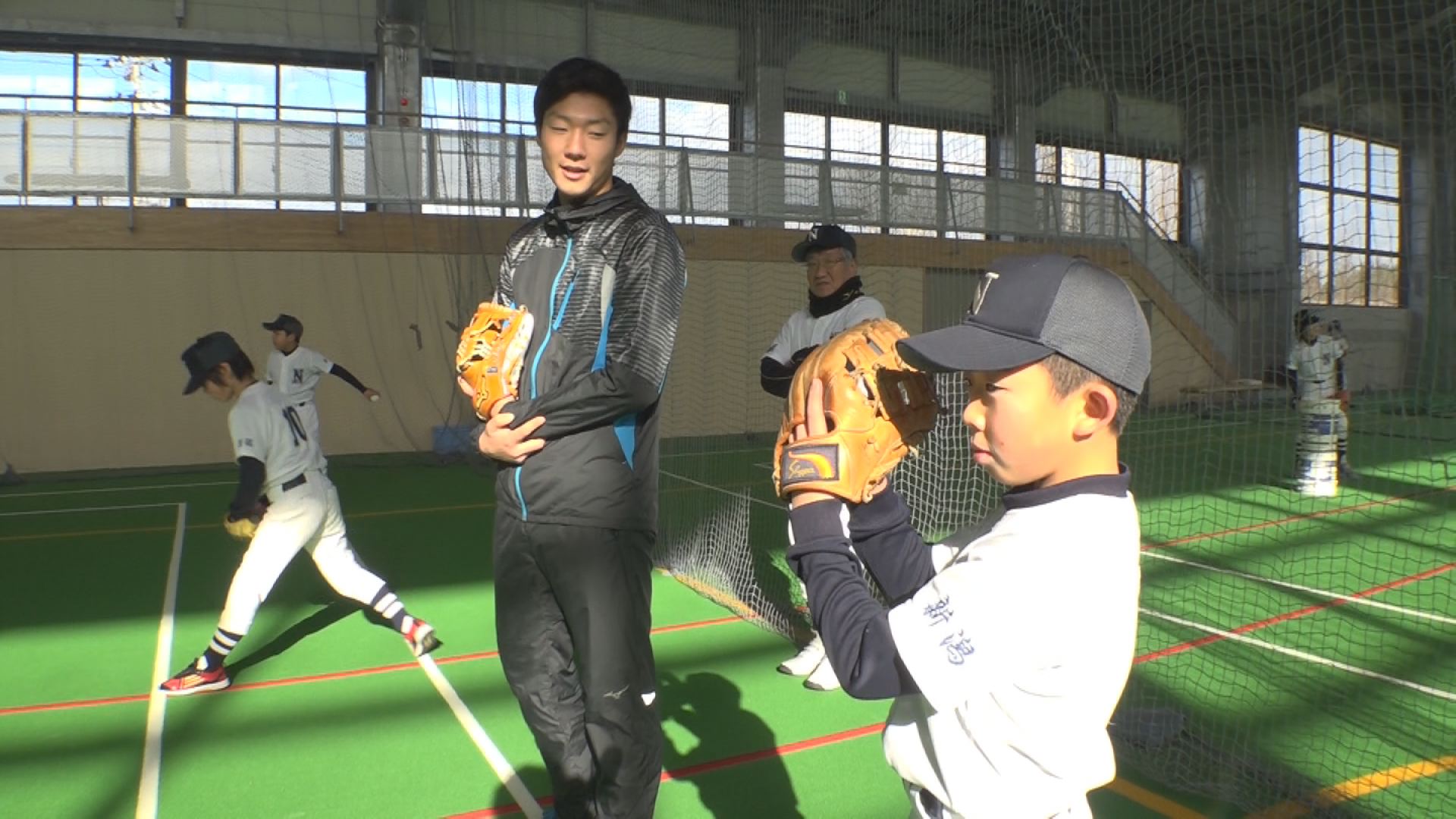 DeNA飯塚選手が地元幼年野球チームで後輩指導