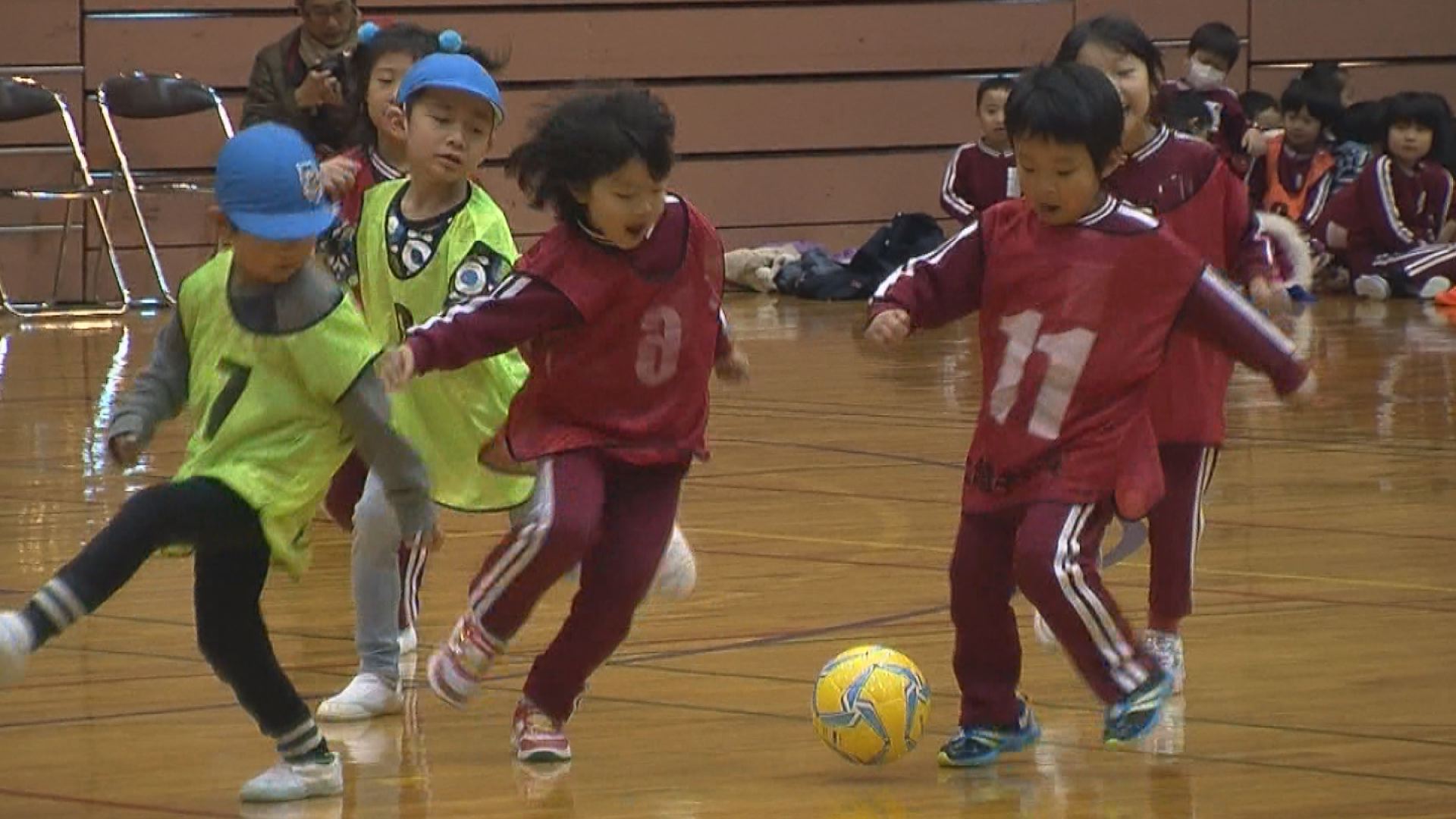 元気はつらつ！園児がサッカー体験