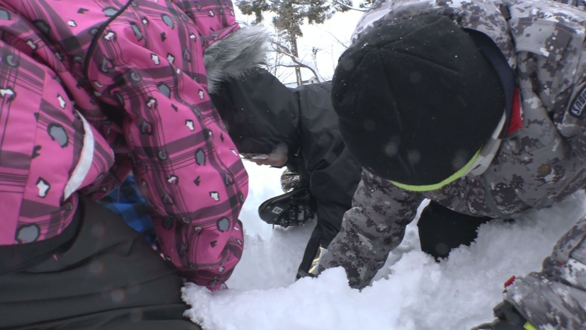 遭難者を探し出せ！山部小学校雪崩防災教室
