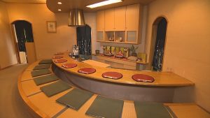 割烹高はし店内