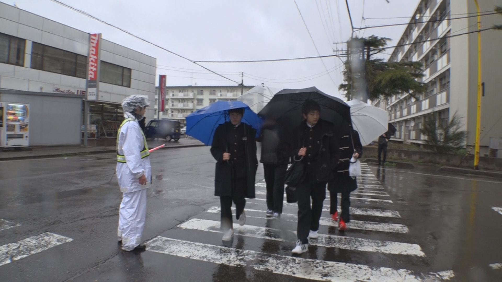 殺人事件現場周辺　警察が児童・生徒の登校見守る