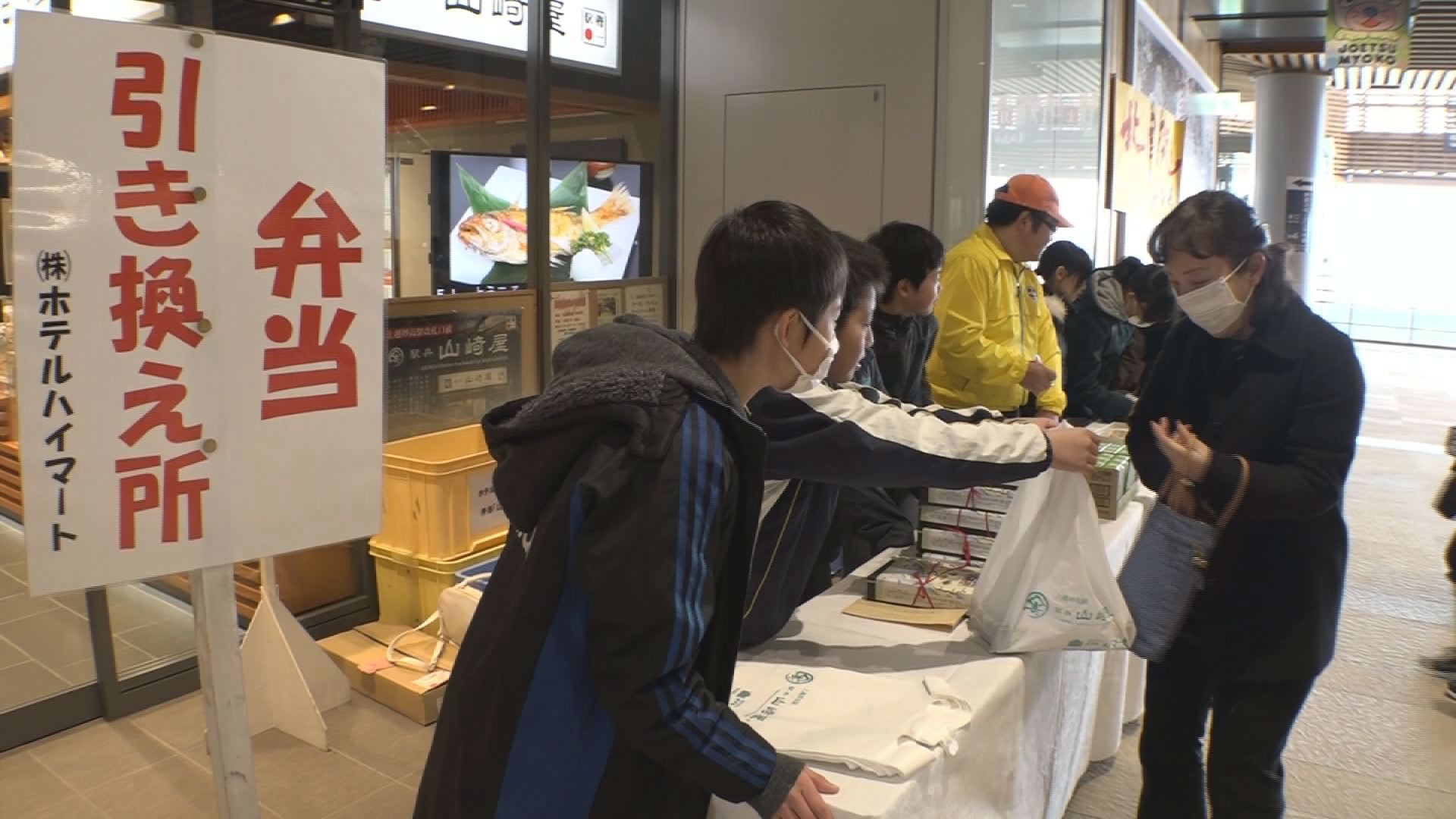 大和小児童が考案「北国街道お弁当」10分で完売！