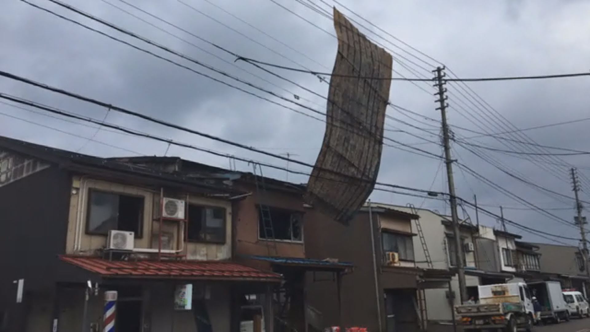 南本町の火災現場 トタン屋根が電線に 周辺で停電も
