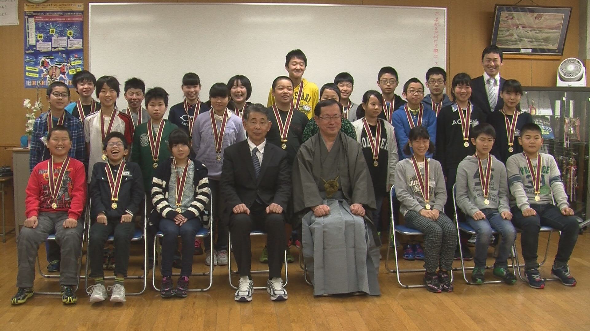 児童に“あいさつ金メダル”贈呈