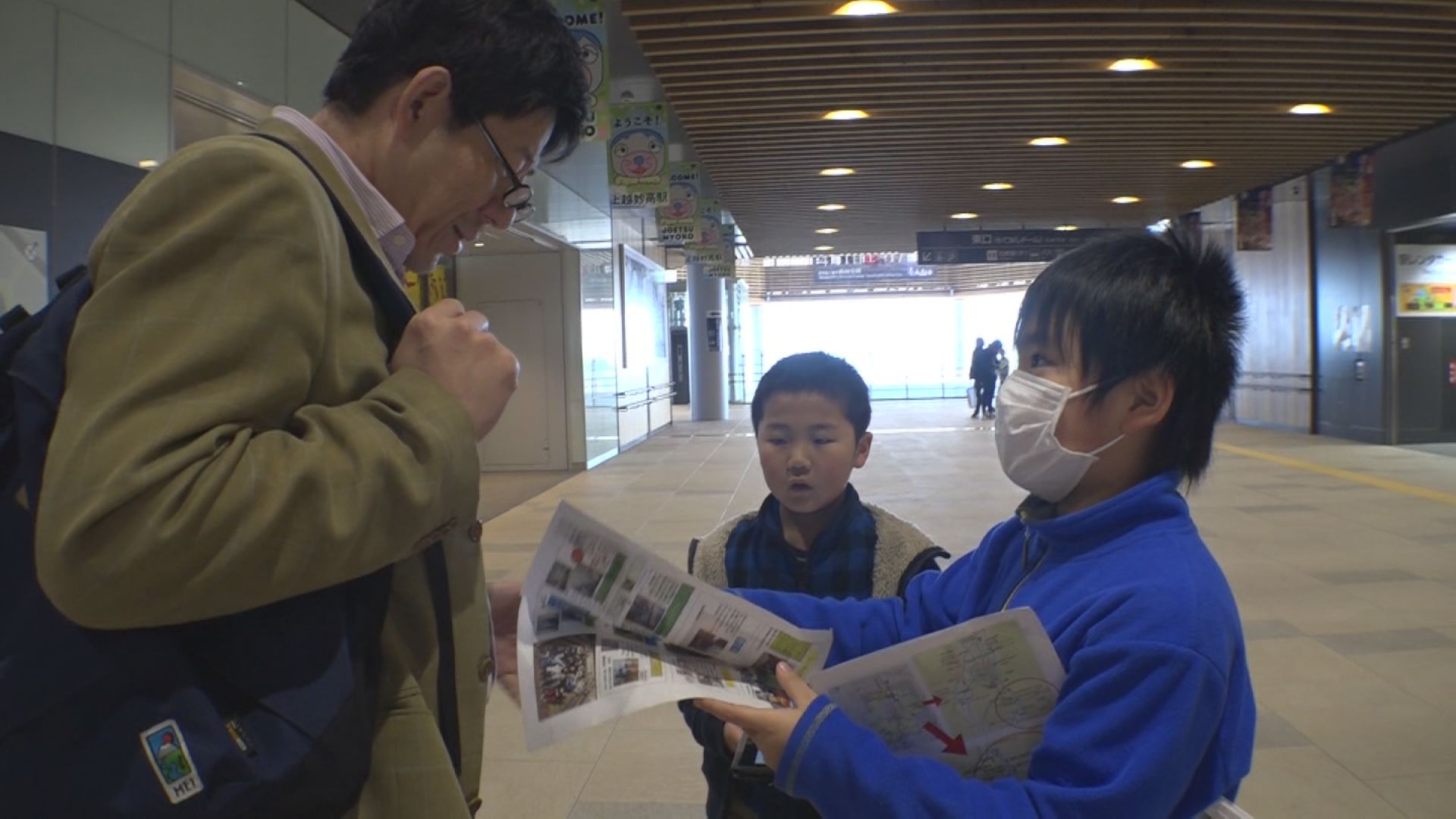 新井南部地区の魅力  児童が駅利用客にPR