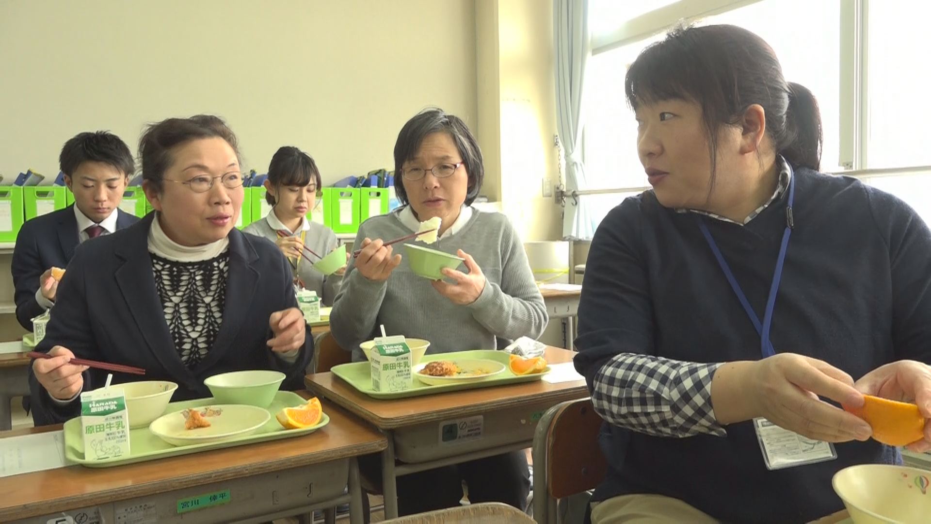 新井北小  給食調理を民間委託 住民招いて試食会