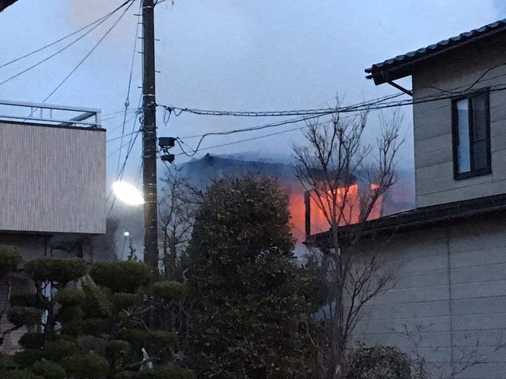 【続報】加賀町で火災　住民やけどで搬送　その他けが人なし