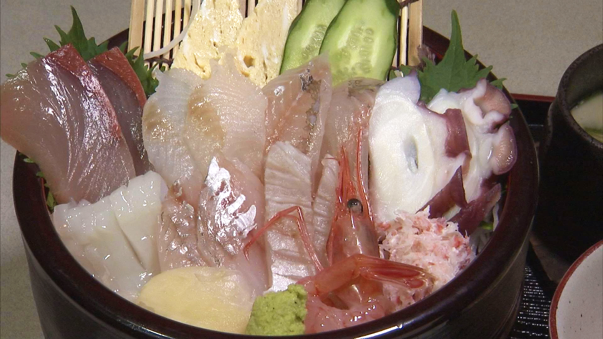 ”海鮮丼”旬の魚介9種類！ 魚料りかさはら