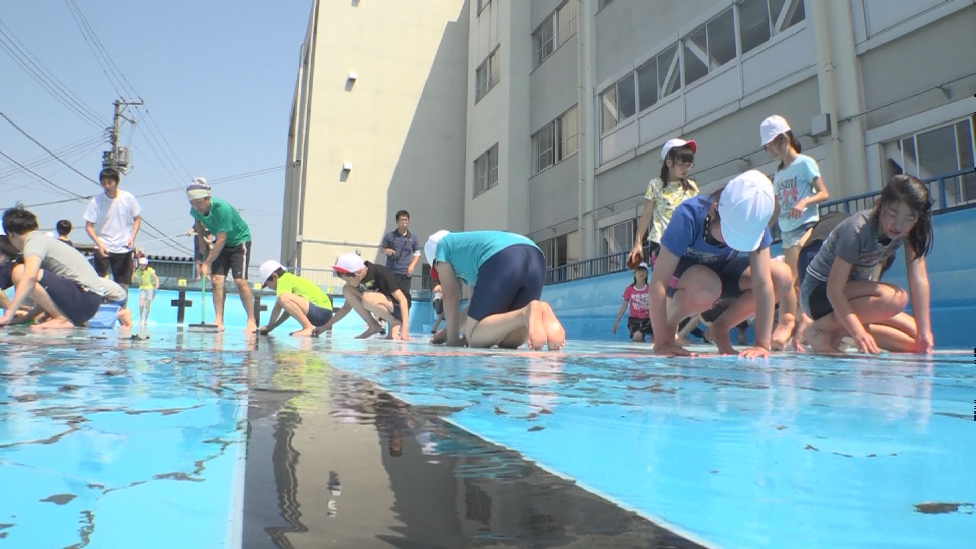 高田27.9℃の夏日　大手町小ではプール清掃！