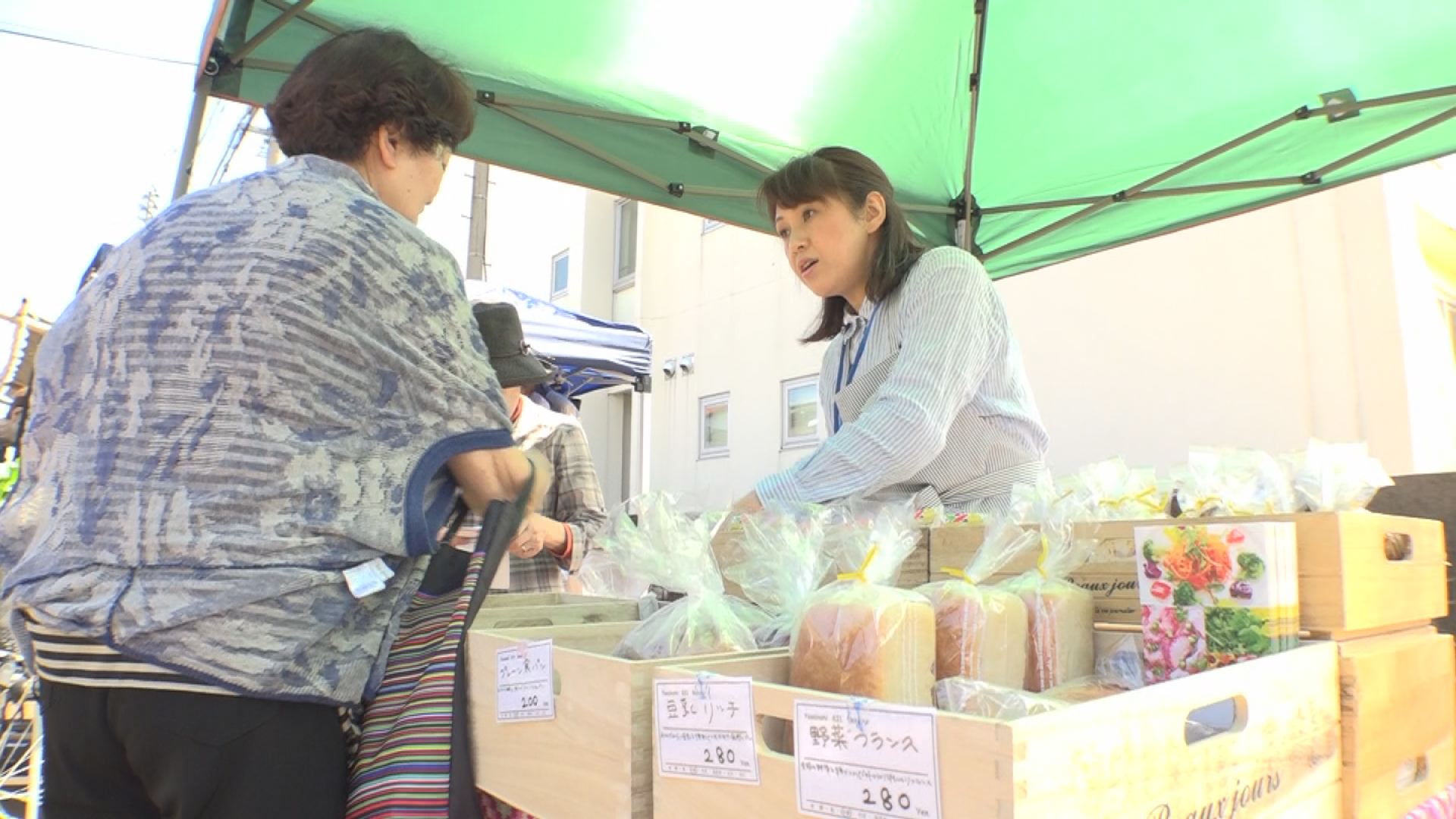 出店者減少の朝市に活気　料理研究家・梅田さんがパンを販売
