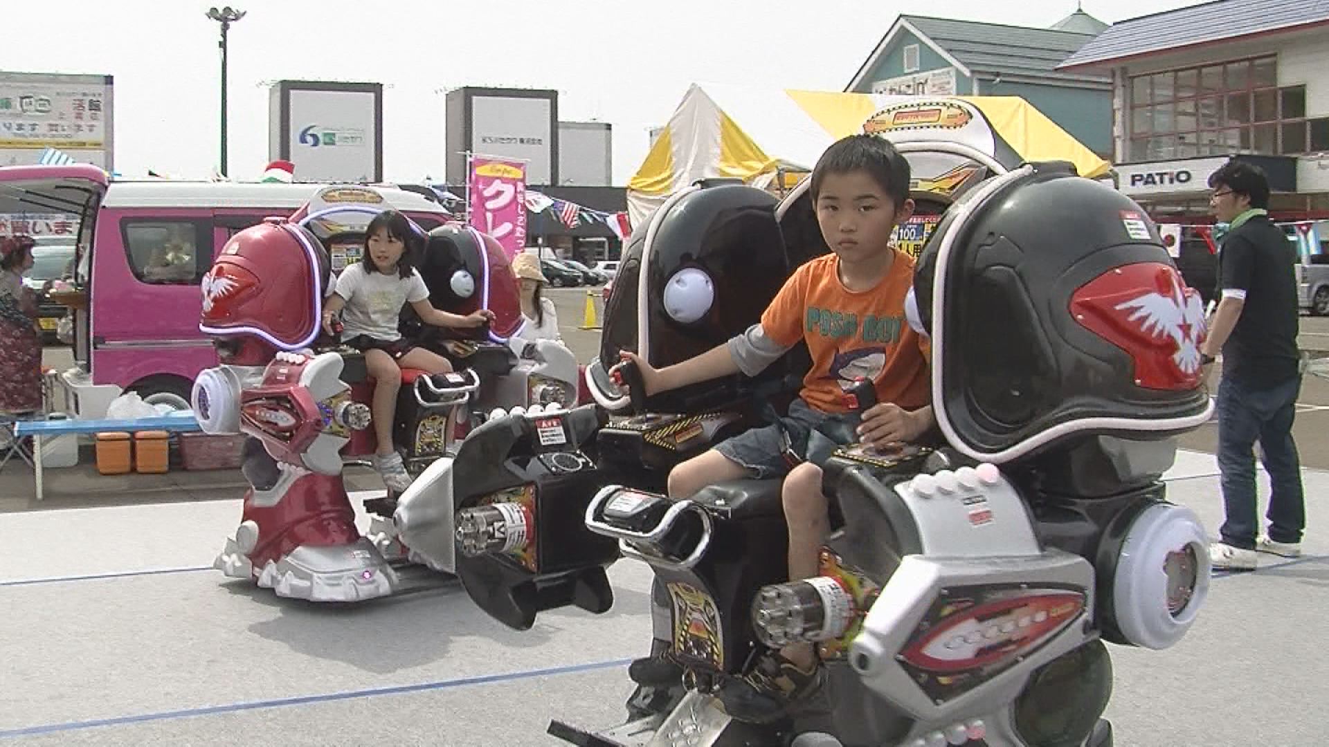 搭乗型ロボットに大人も夢中！上越パティオ