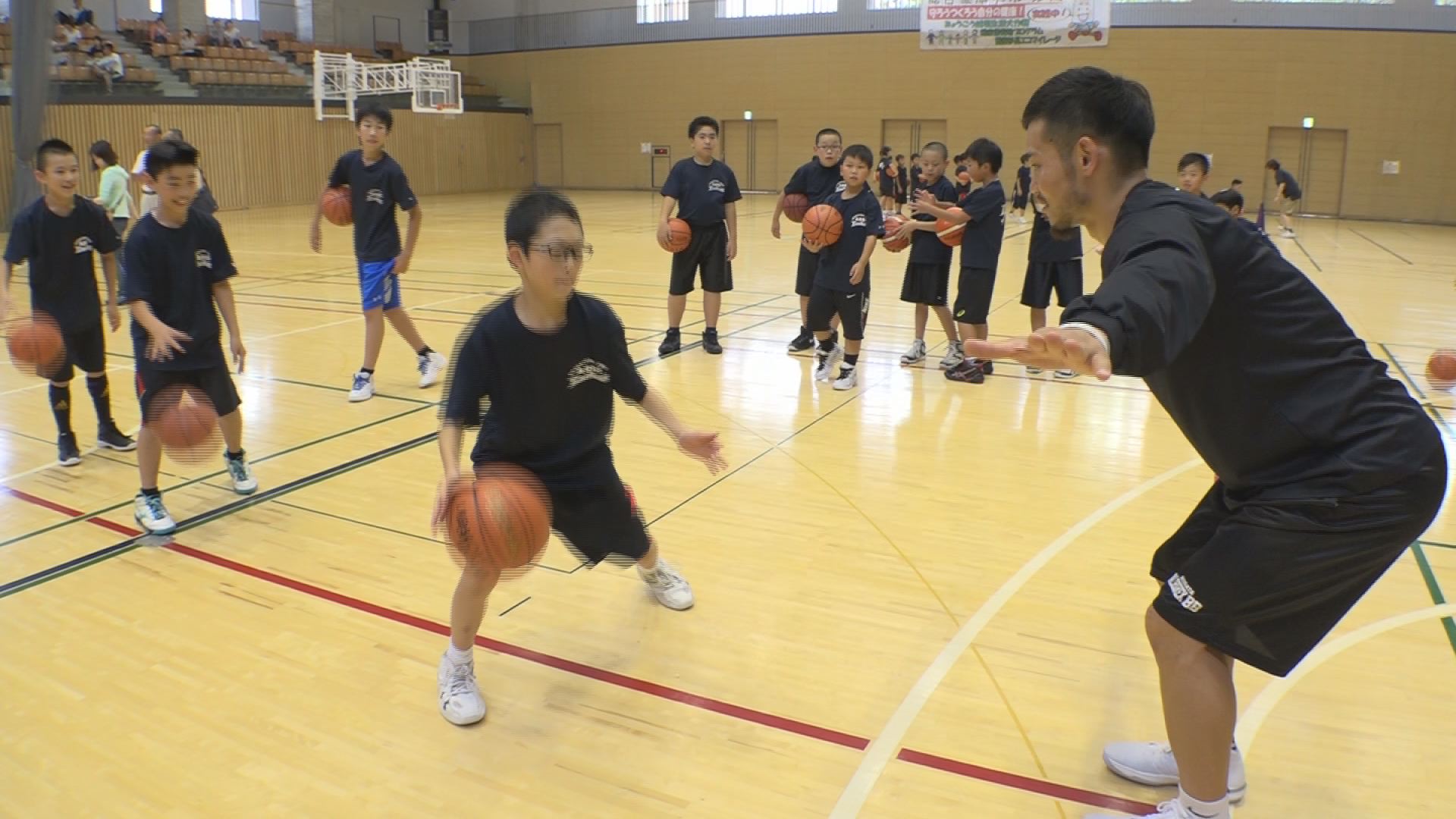 アルビＢＢ選手がバスケ指導  おそれずチャレンジを！
