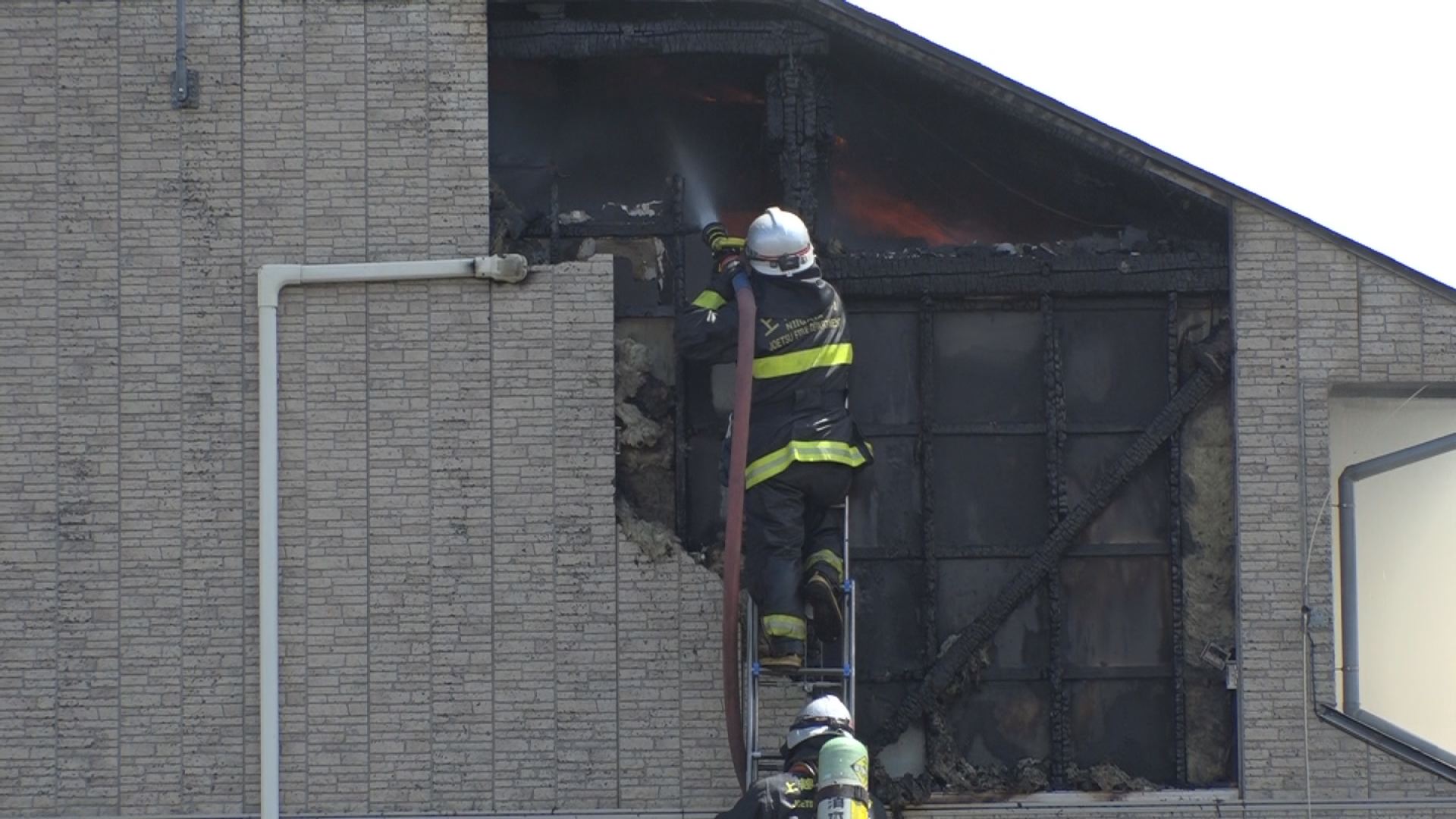 【続報】大潟区で建物火災　落雷の可能性も