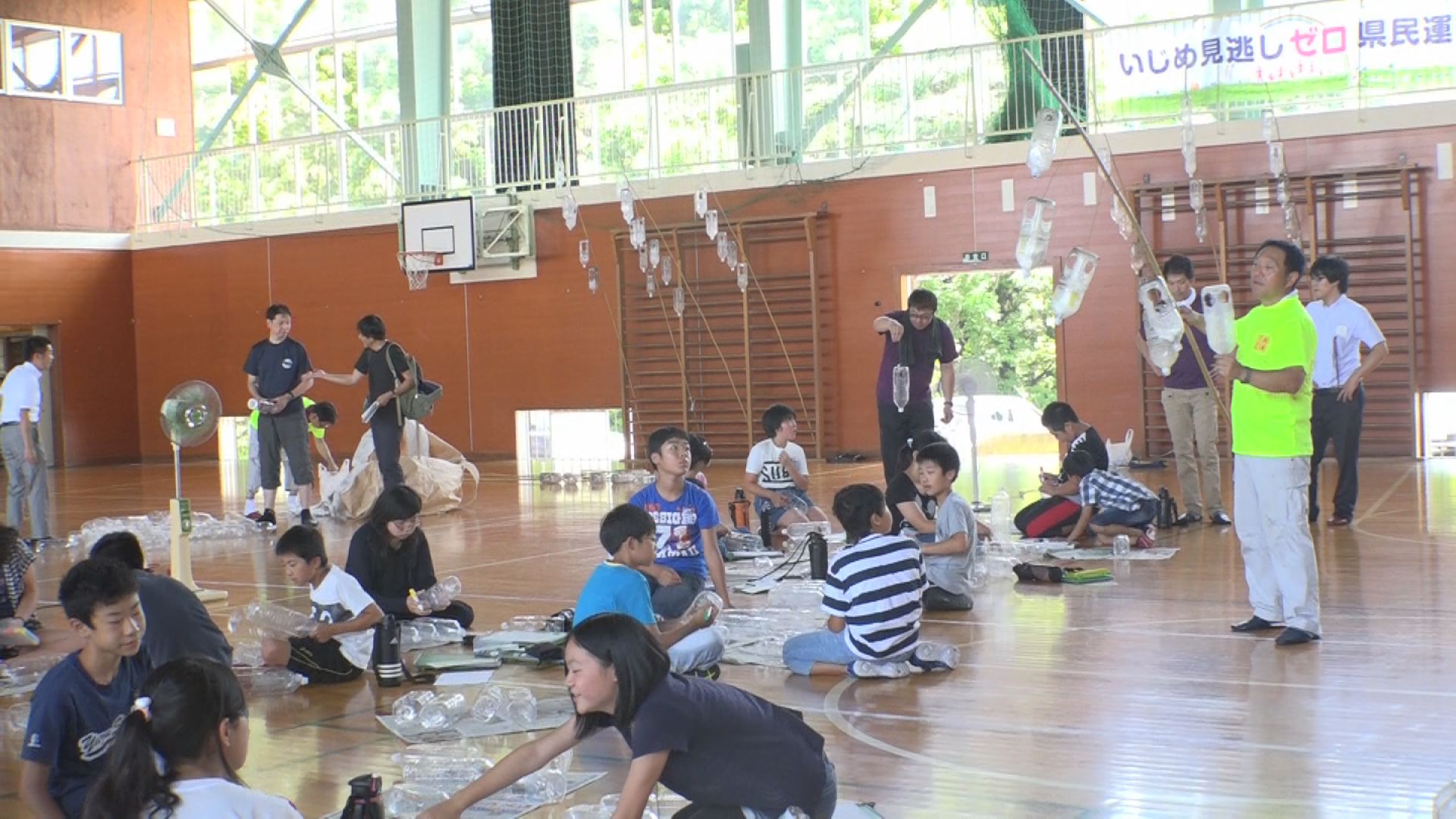吉川小児童 稲穂イメージの竿灯づくり