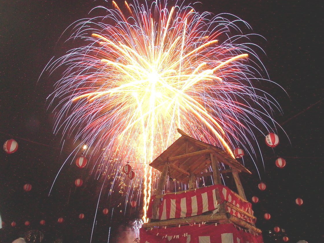 頭上に打ち上げる大迫力の花火！斑尾高原夏祭り　13日（日）