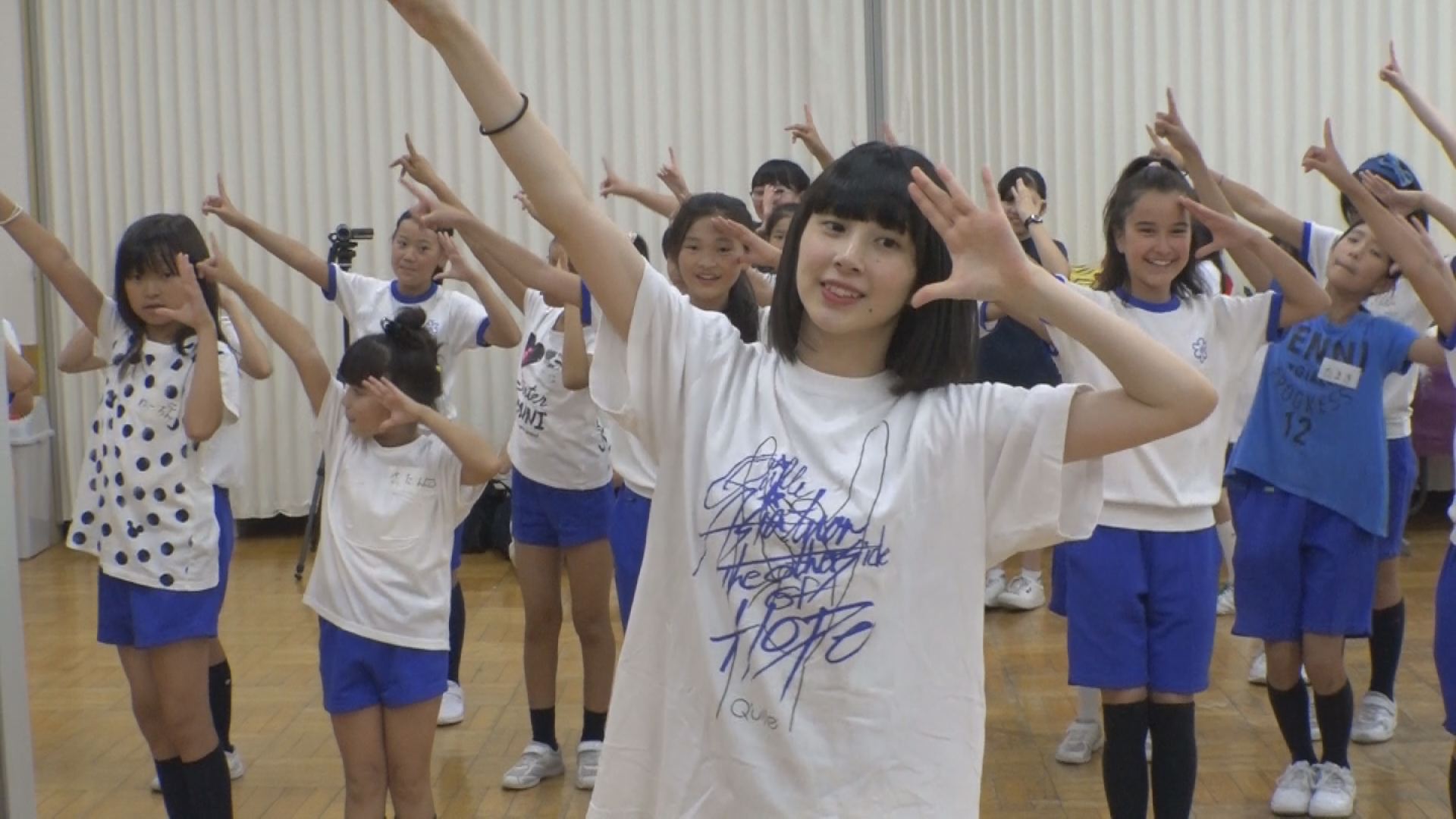 附属小でプロダンサー「まなこさん」がダンスレッスン