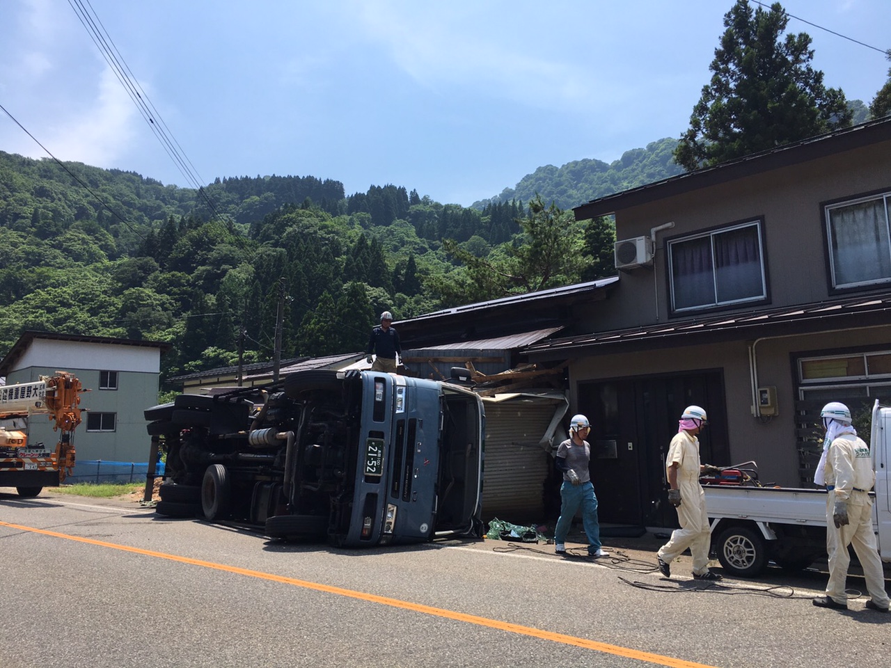 浦川原区  国道253号でトラック横転事故  けが人なし