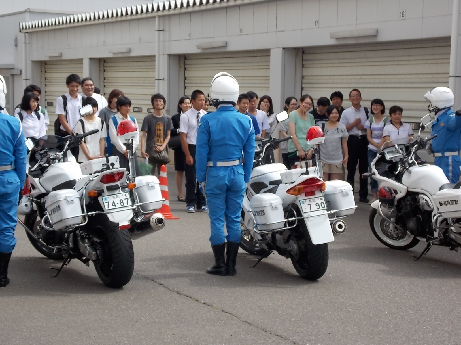 指紋採取に護身術体験  警察就職説明会15日に開催
