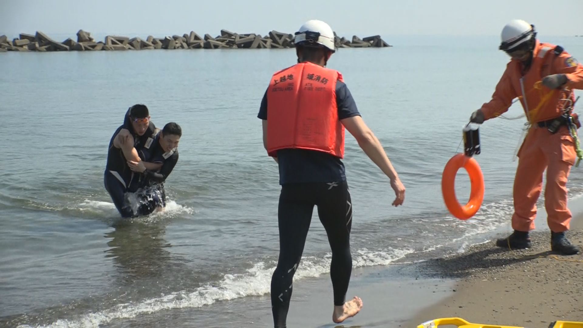 消防×航空隊×ドクターヘリ　夏を前に水難救助訓練　