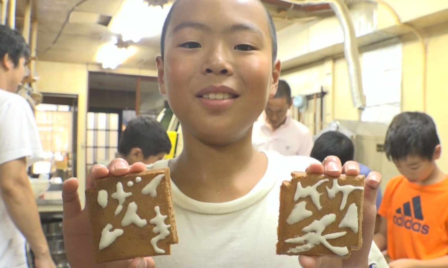 元気・笑を煎餅に注入！大町小児童が絵付け