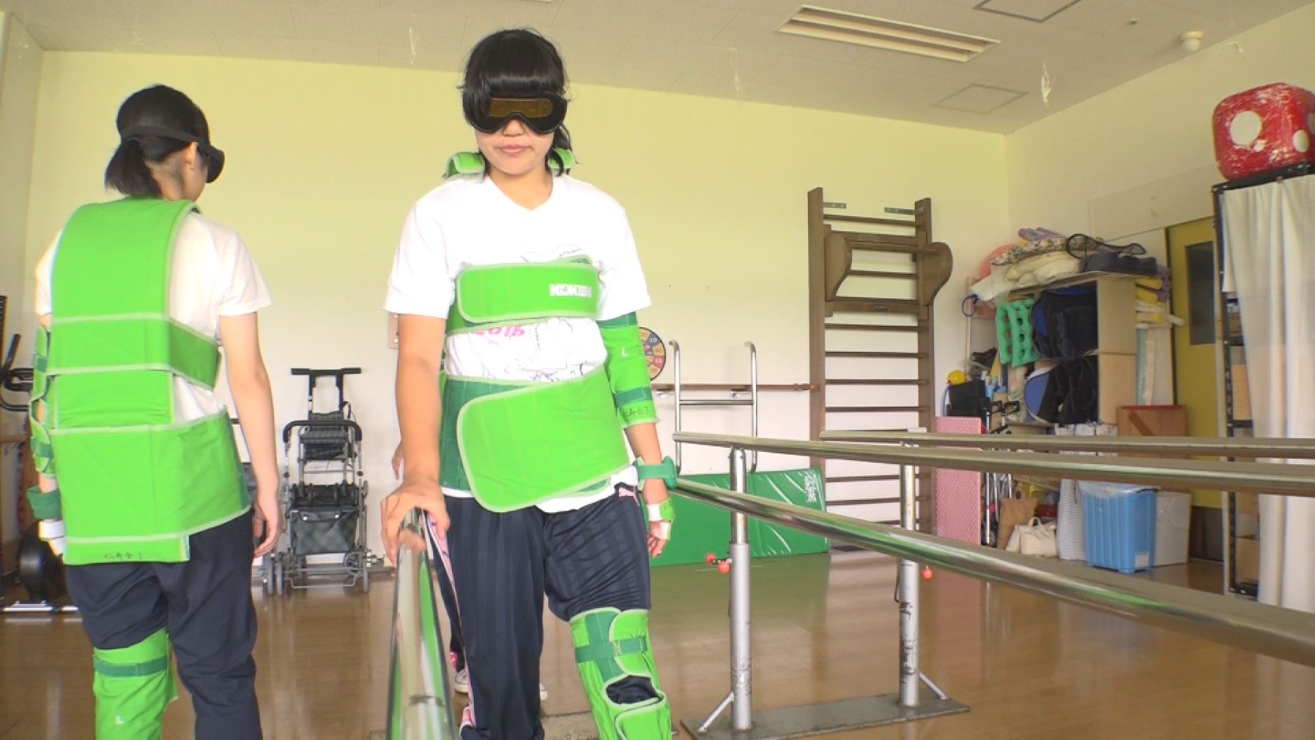 筋力や視力の低下・・・高校生が高齢者疑似体験