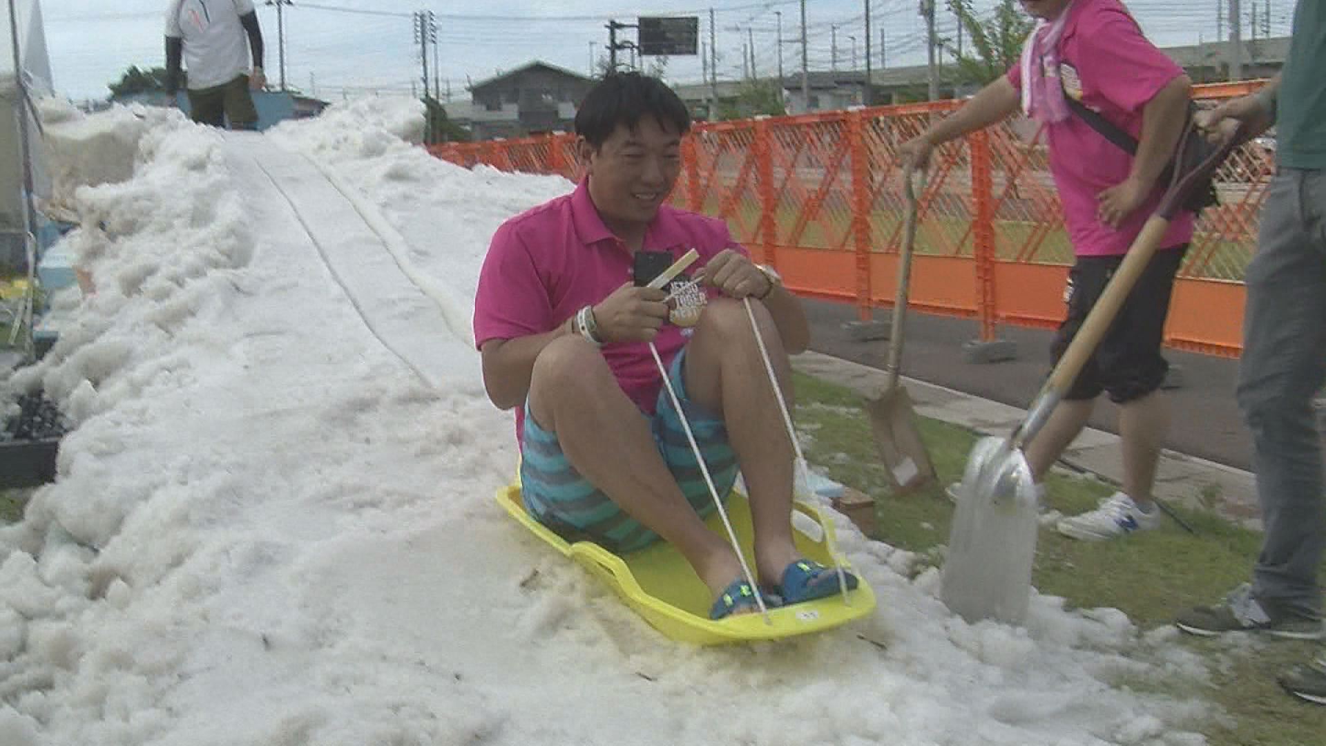 すべってひんやり　オクトーバーフェストに雪の滑り台