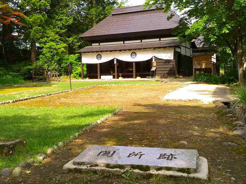関所跡と復元した番所・役宅