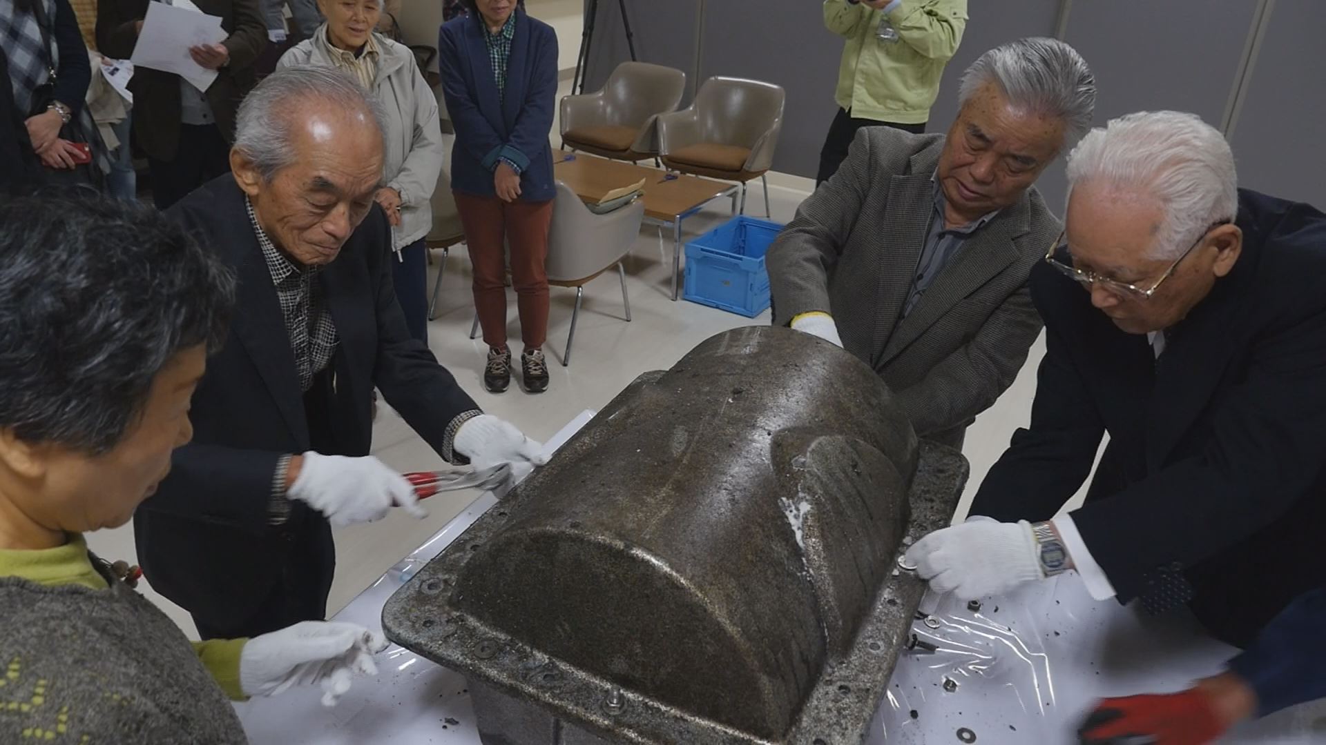 旧頸城村でタイムカプセル掘り起し
