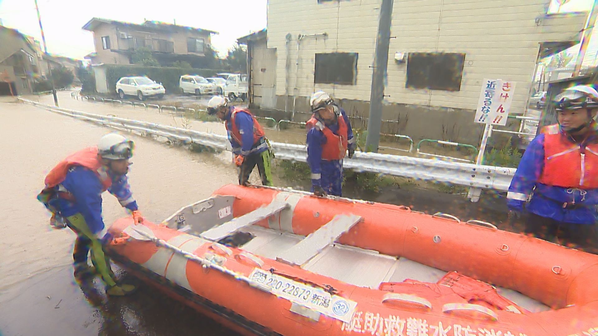上越市鴨島2で床上浸水  ボートで住民救助　排水作業も
