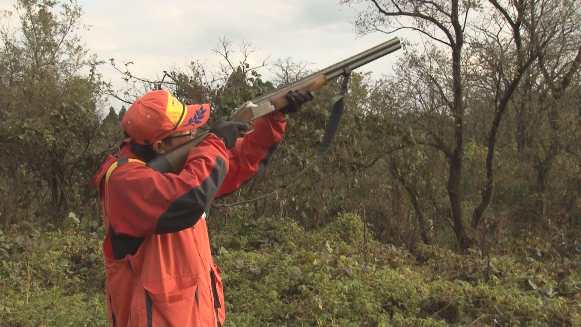 “狩猟解禁”ハンター野山に繰り出す 暴発・誤射に注意