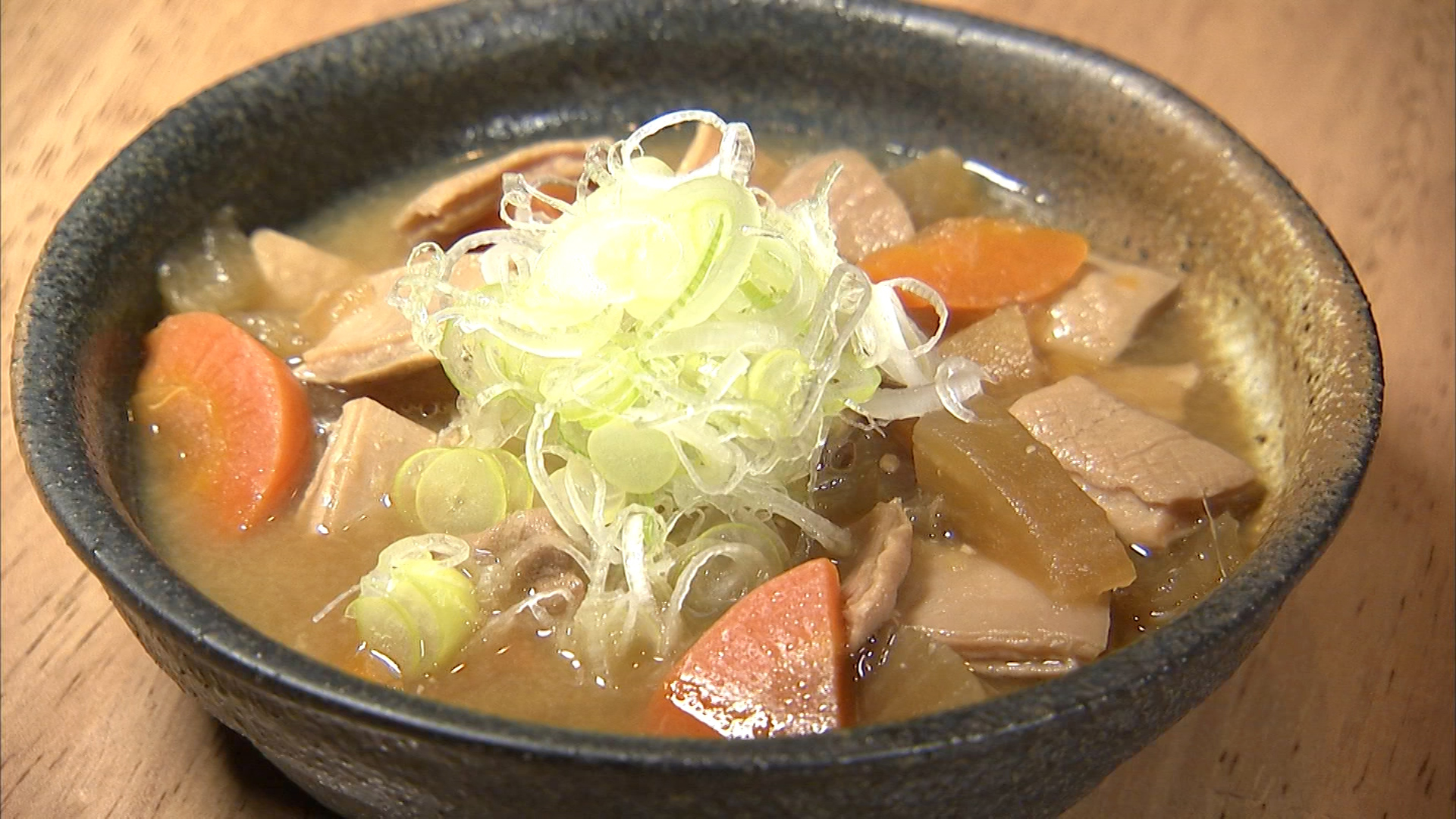 熊本から直送“馬もつ煮込み” 旨味凝縮です！