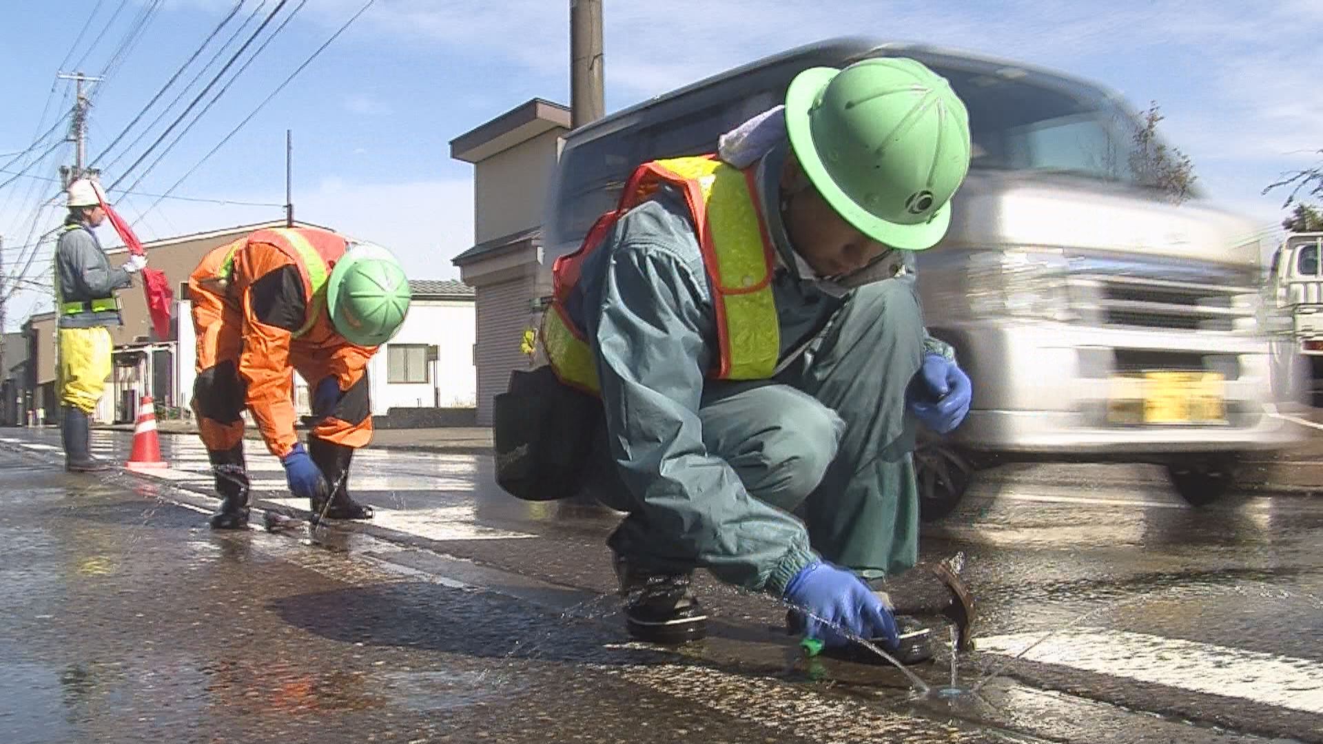 道路も冬支度　消雪パイプの点検作業