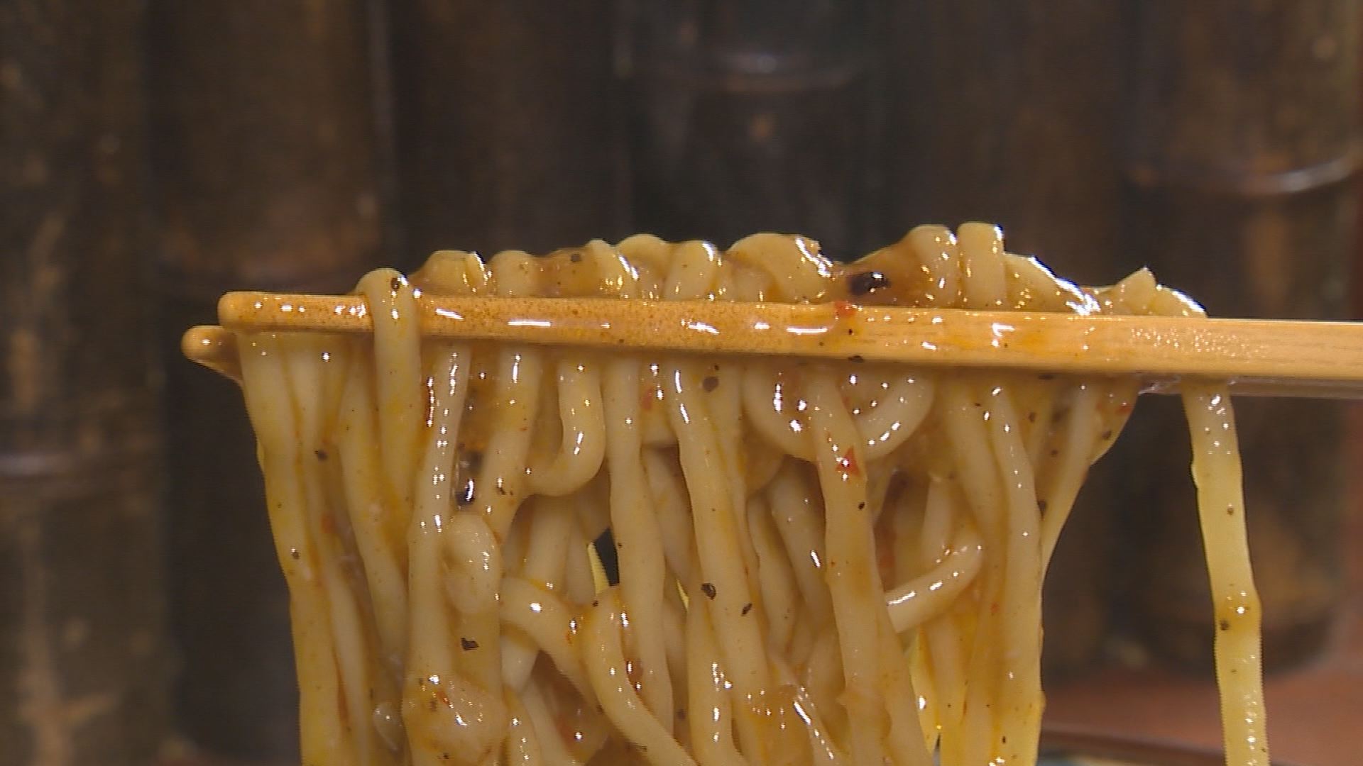 三宝亭　マーボー　麺上げ