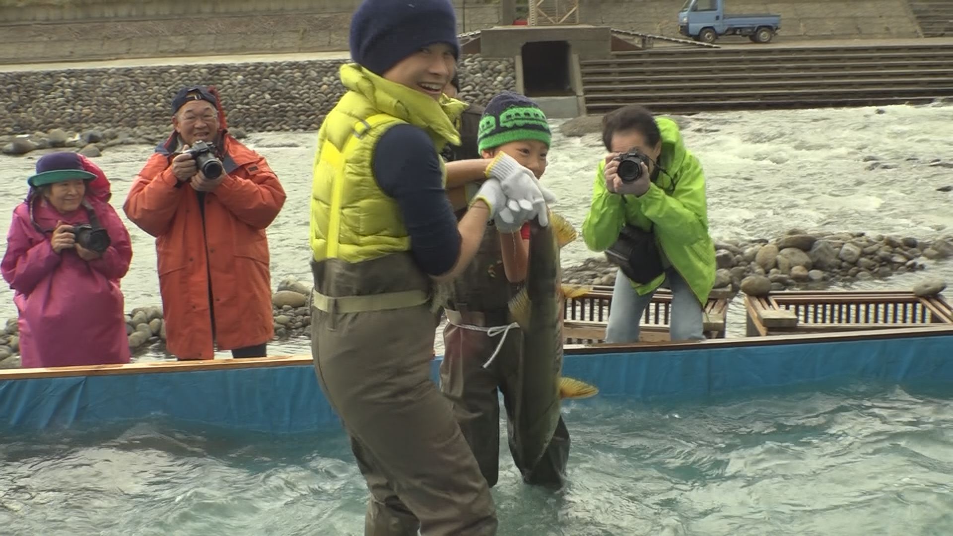 200人が参加！名立川で鮭のつかみどり