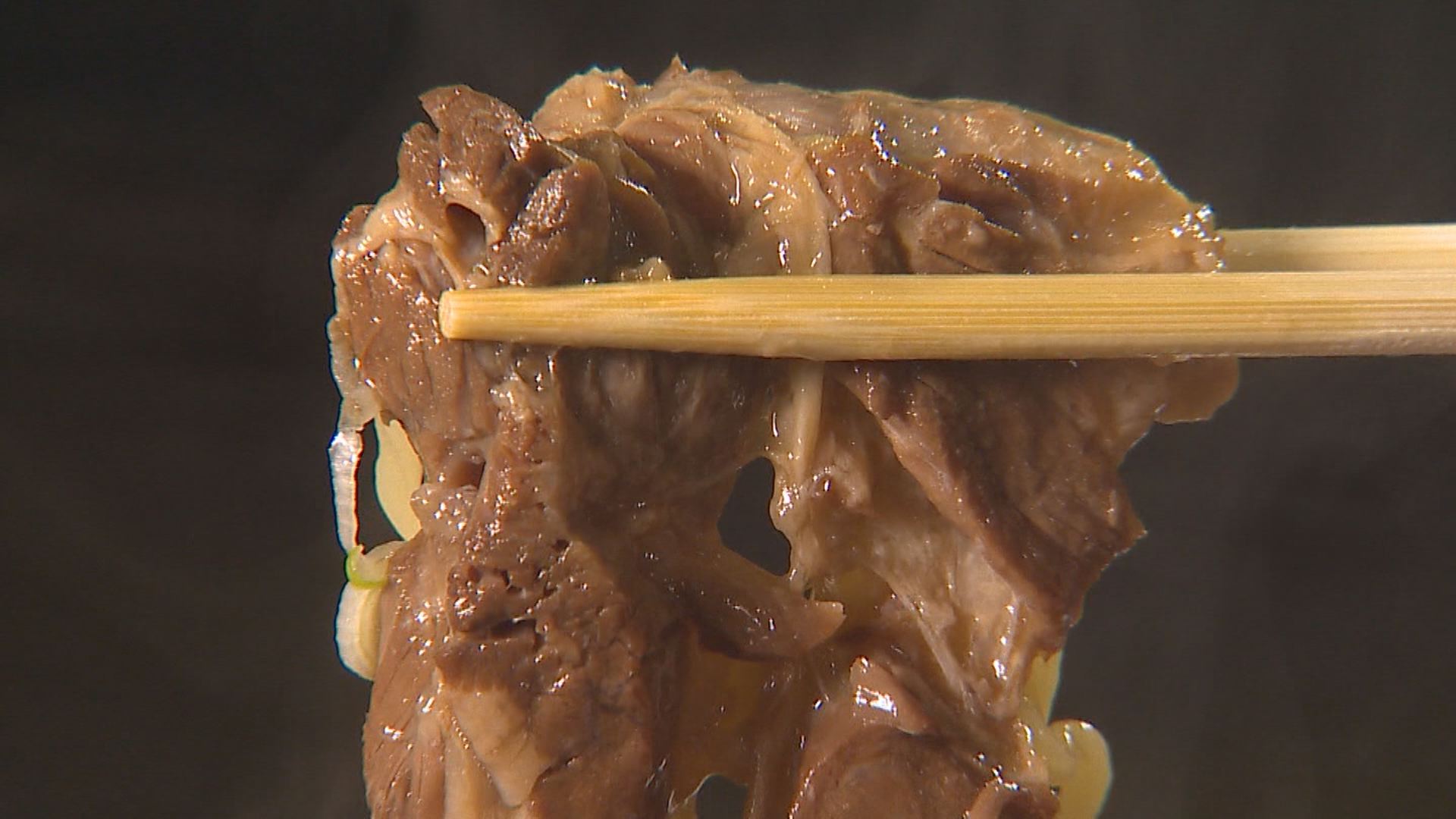 “トロトロ豚スジ”名物丼をラーメンにアレンジ！