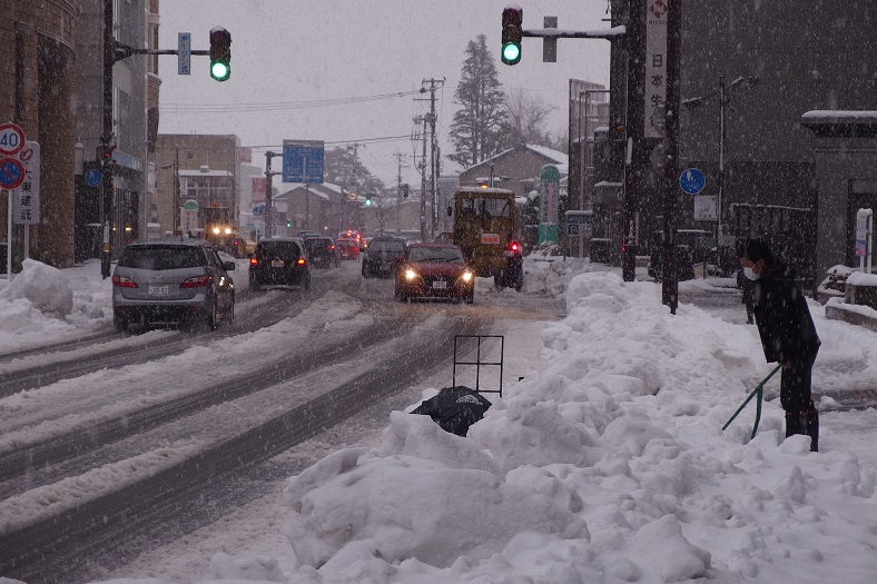 きょうも断続的に雪やみぞれ 真冬の寒さ