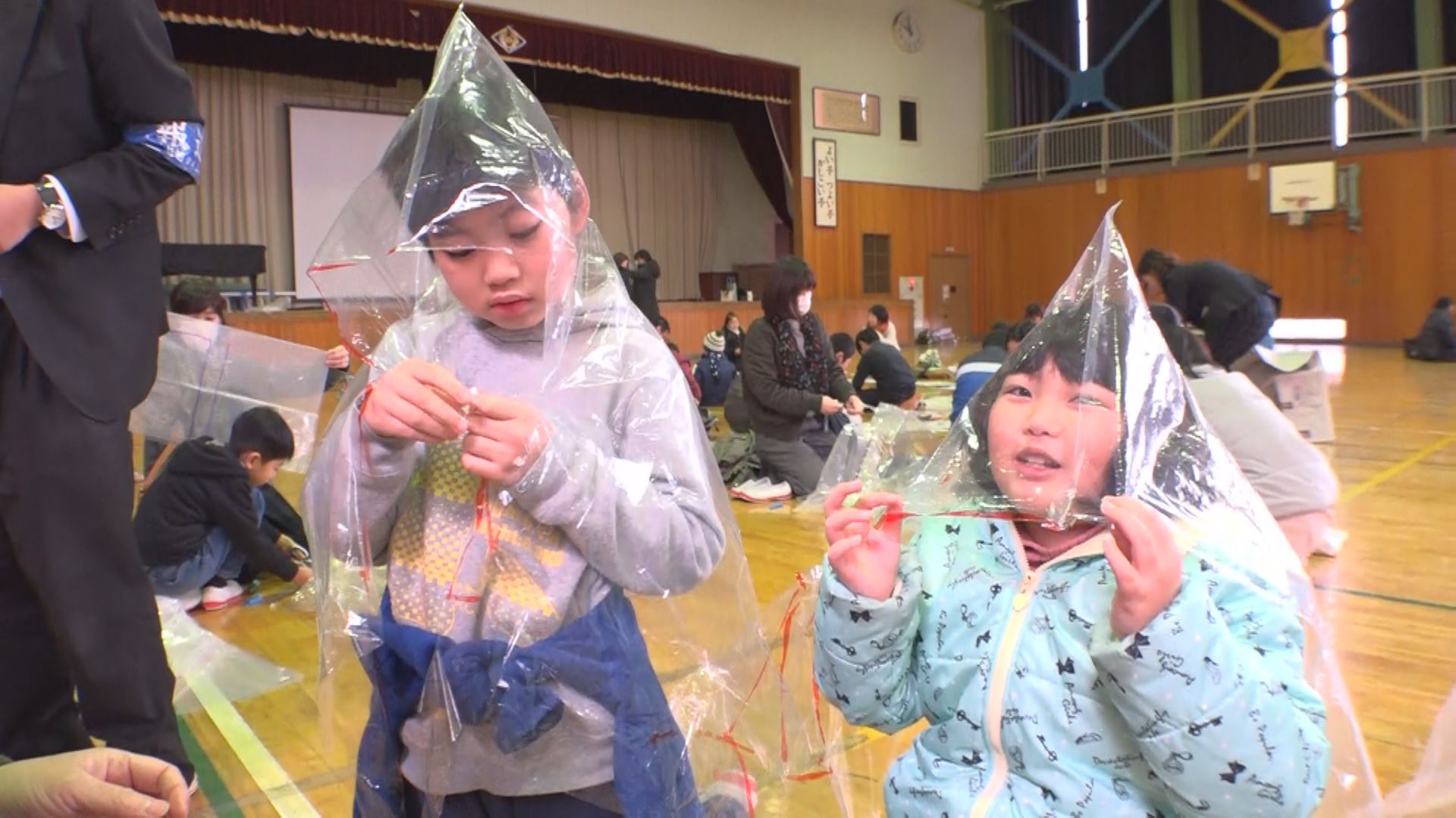 身近なものでかっぱや食器づくり　災害への備えを学ぶ体験会