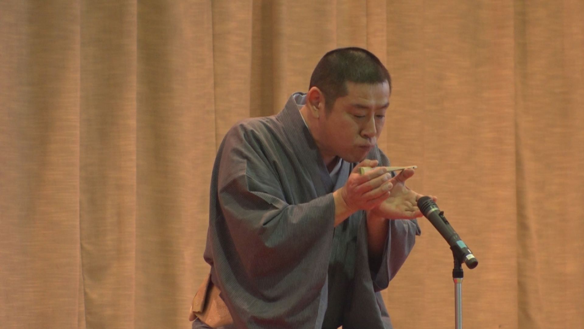 “想像を楽しむ” 稲田小で落語体験教室