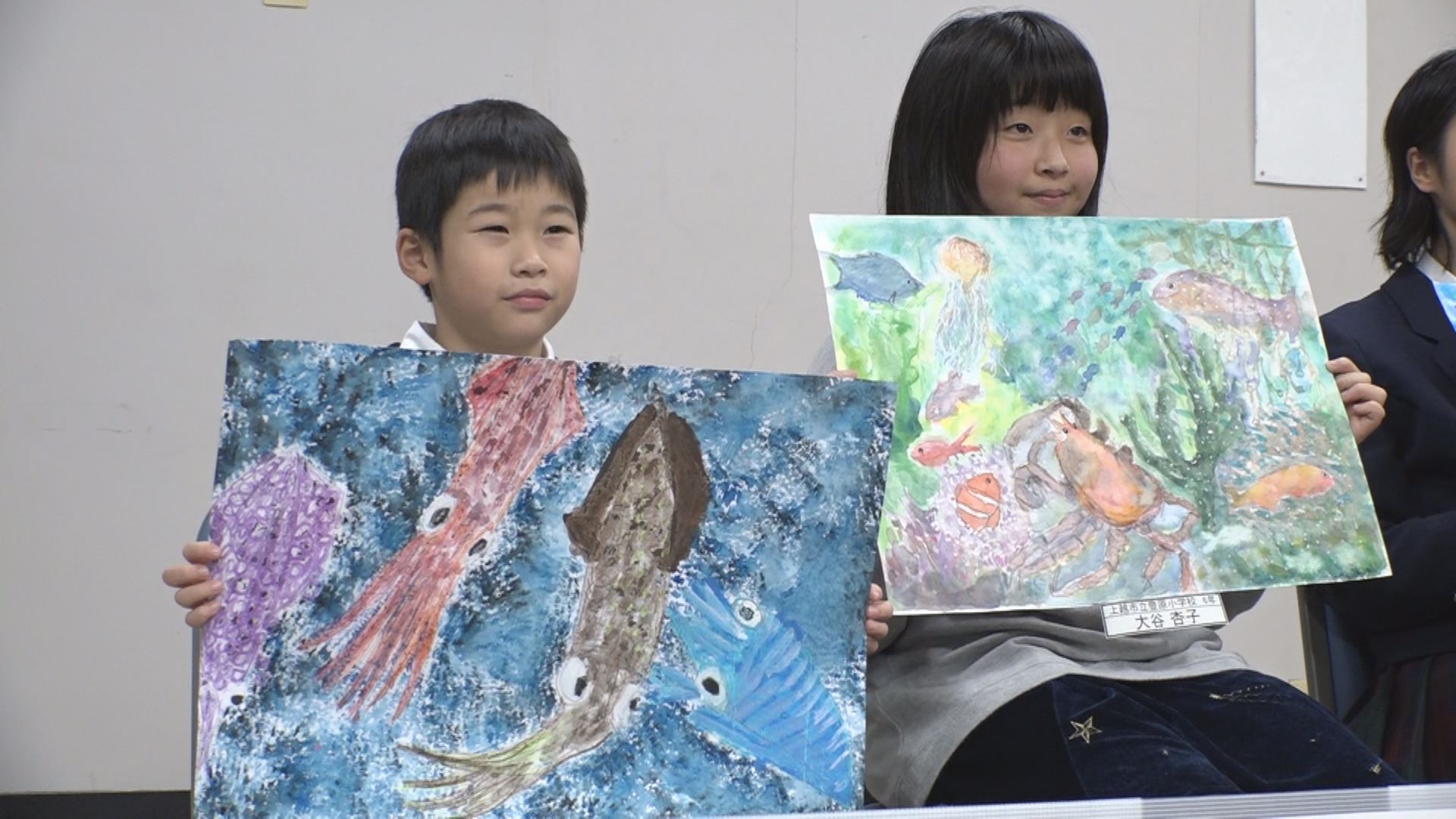 青いキャンバスにイキイキと！海テーマの絵画コンクール 2人が署長賞