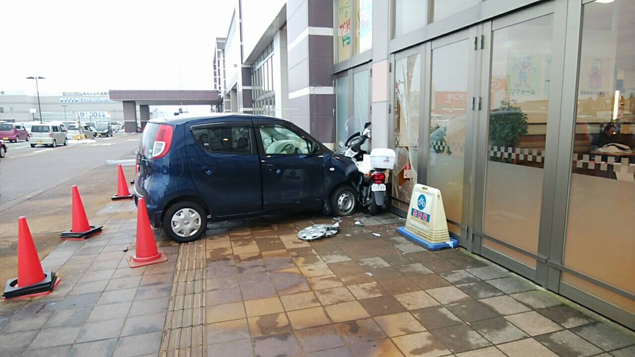 大型店舗の駐車場で事故 店の壁などに車衝突　